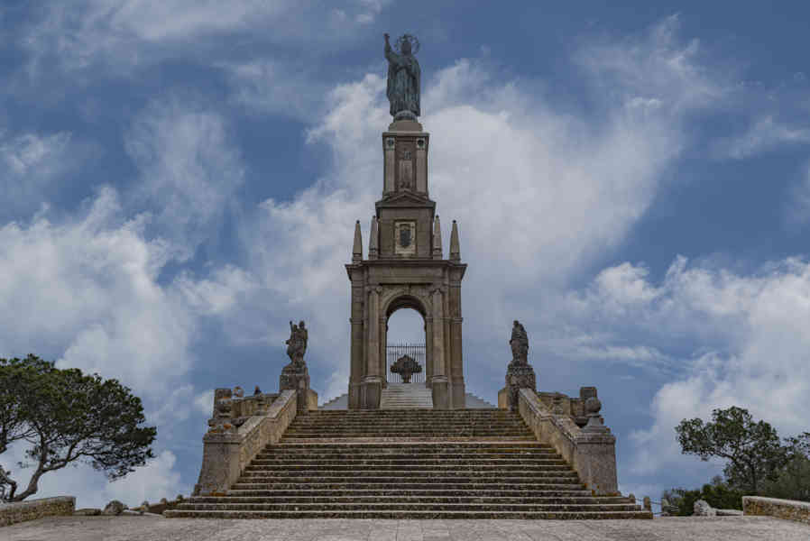 Mallorca - Felanitx 09 - santuario de Sant Salvador - monumento a Cristo Rey.jpg
